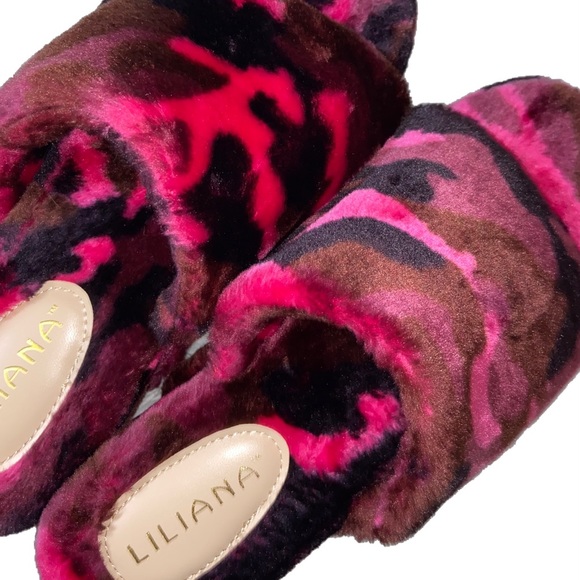 NIB- Fuchsia Camo Faux Fur Platform Slider Sandals - Picture 9 of 9